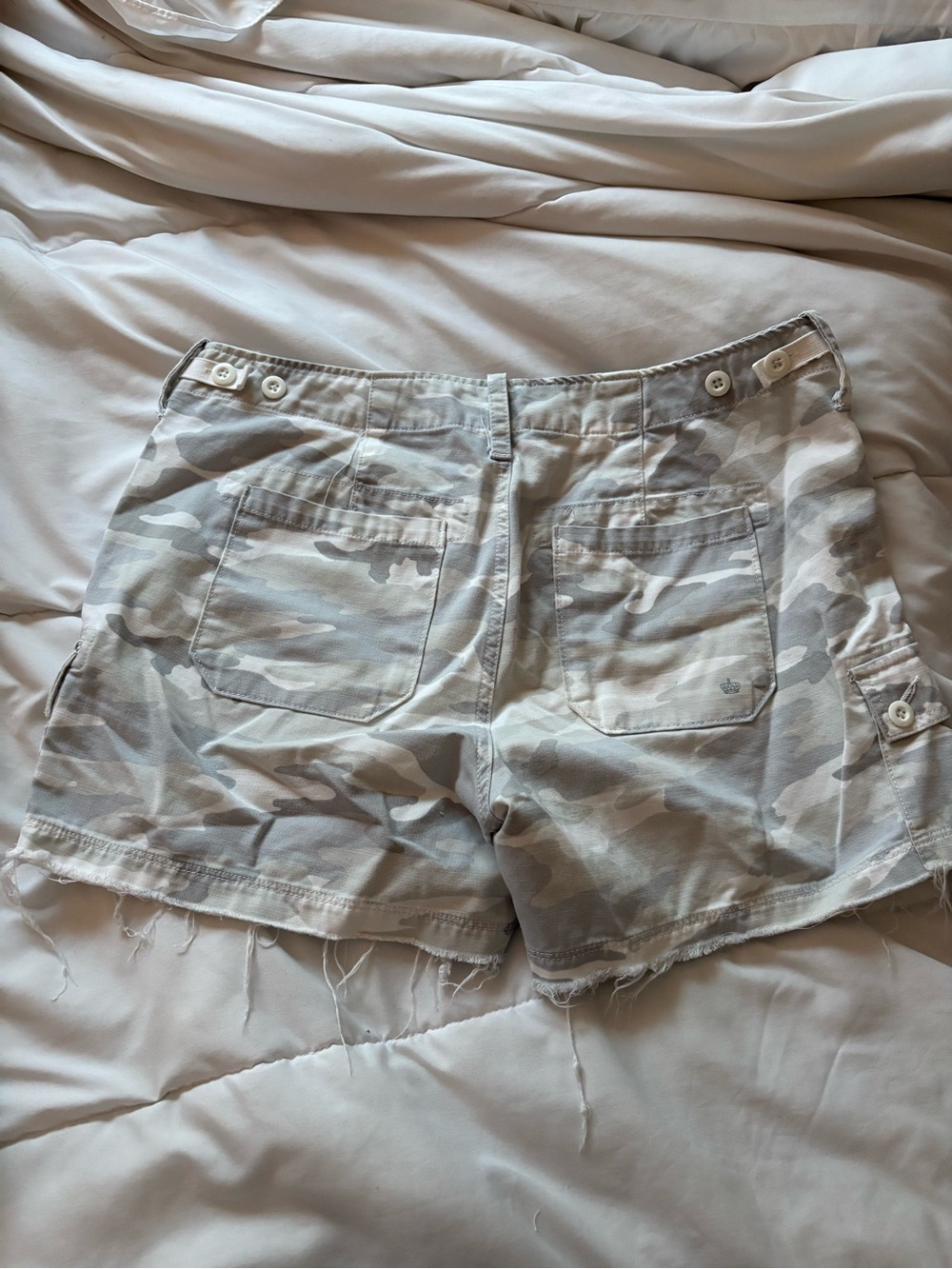 Women’s G1 Goods cargo camo shorts - Picture 4 of 4